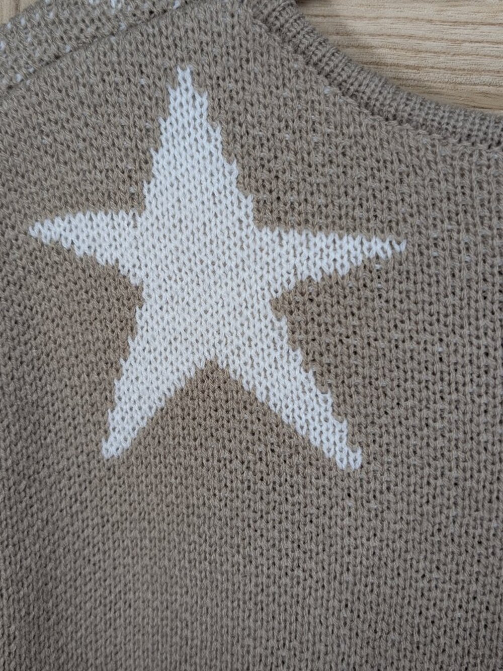 Zenana Taupe Sweater with White Star Motif Size XL - Picture 9 of 9